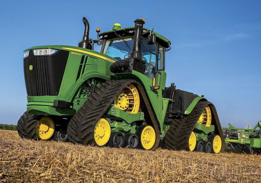 Photo of John deere mit Ketten at a field