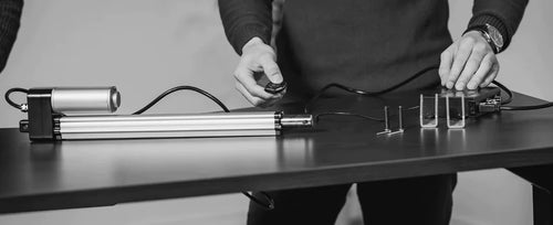 <p>Der Erhalt unserer ISO 9001:2015-Zertifizierung war ein Beleg für die Qualitätsstandards, die in allen Bereichen unseres Unternehmens festgelegt wurden, sei es im Zusammenhang mit unseren elektrischen Linearantrieben oder Lösungen für Zuhause und Büro.</p>
<ol>
    <li>Konsequente Erfüllung der Kundenbedürfnisse durch hochwertige Produkte und Dienstleistungen.</li>
    <li>Kontinuierliche Verbesserungen von Verfahren und Prozessen zur Steigerung der Kundenzufriedenheit.</li>
    <li>Sicherstellung der Konformität mit allen relevanten regulatorischen und gesetzlichen Anforderungen</li>
</ol>
<p>Wir haben in allen Bereichen unseres Unternehmens strenge Standards aufrechterhalten, die als eines ISO-Zertifikats würdig erachtet wurden. Zu diesen Geschäftsbereichen zählen: Kundenkommunikation, Produktprüfungen und Sampling-Prozesse, Nichtkonformitätsberichte, umfassende Bestellaufträge, Massenproduktion, Qualitätskontrolle und After-Sales-Service.</p>