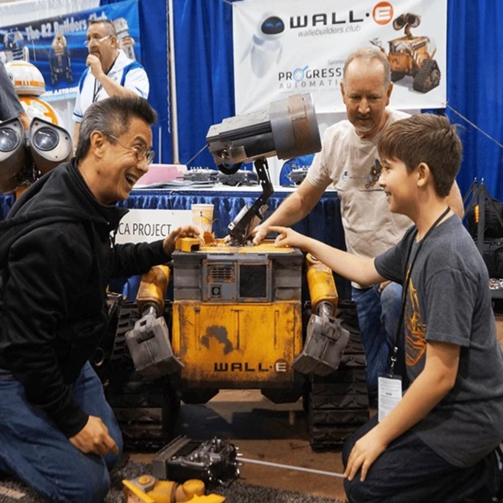 Treffen Sie den gehenden und sprechenden Wall-E und seine Schöpfer!