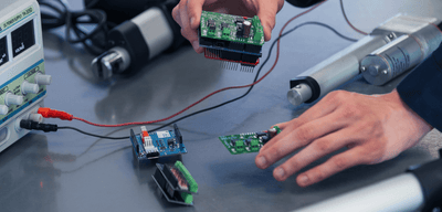 Como controlar a temporização do movimento de um atuador linear?