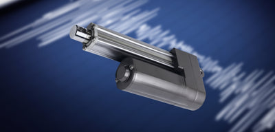 ¿Por qué mi motor de CC chirría a una frecuencia PWM más baja?